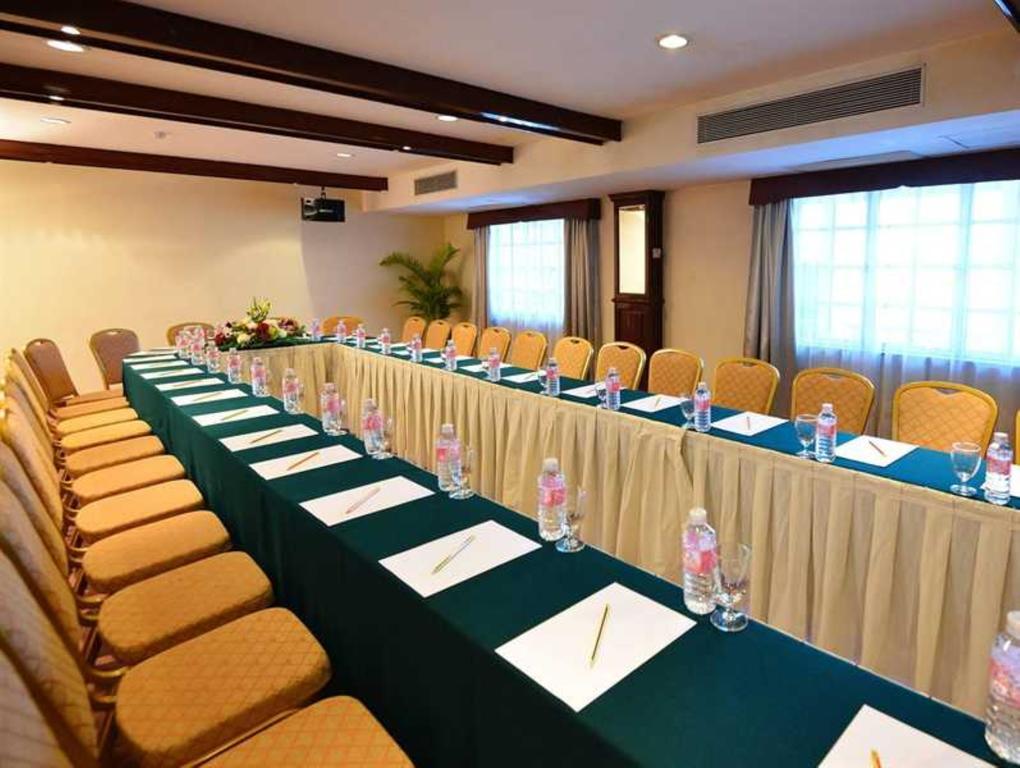 Holiday Villa Hotel City Centre Phnom-Penh Buitenkant foto