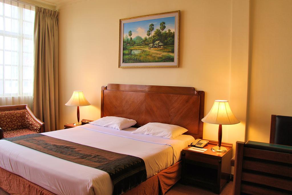 Holiday Villa Hotel City Centre Phnom-Penh Buitenkant foto