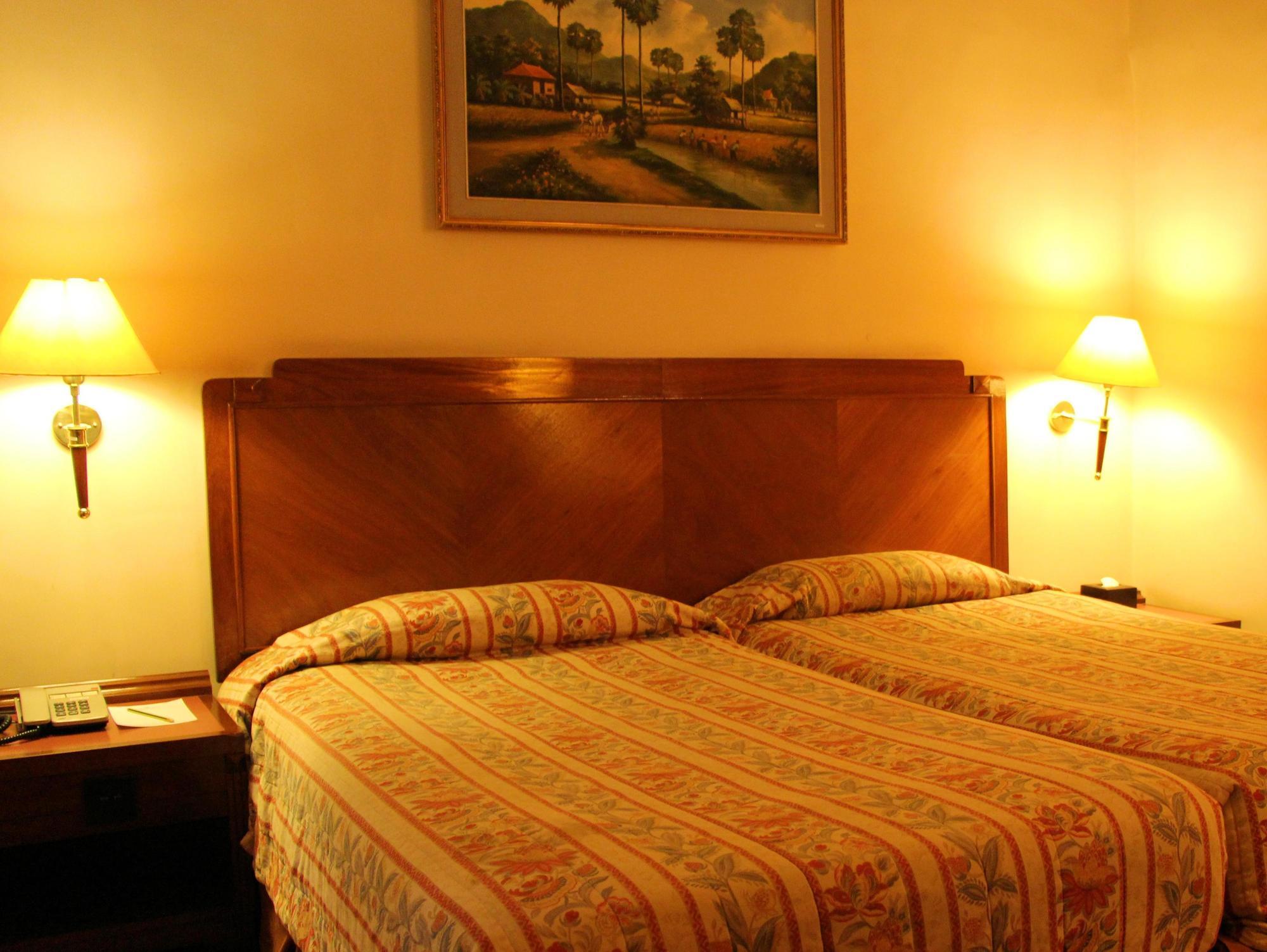 Holiday Villa Hotel City Centre Phnom-Penh Buitenkant foto