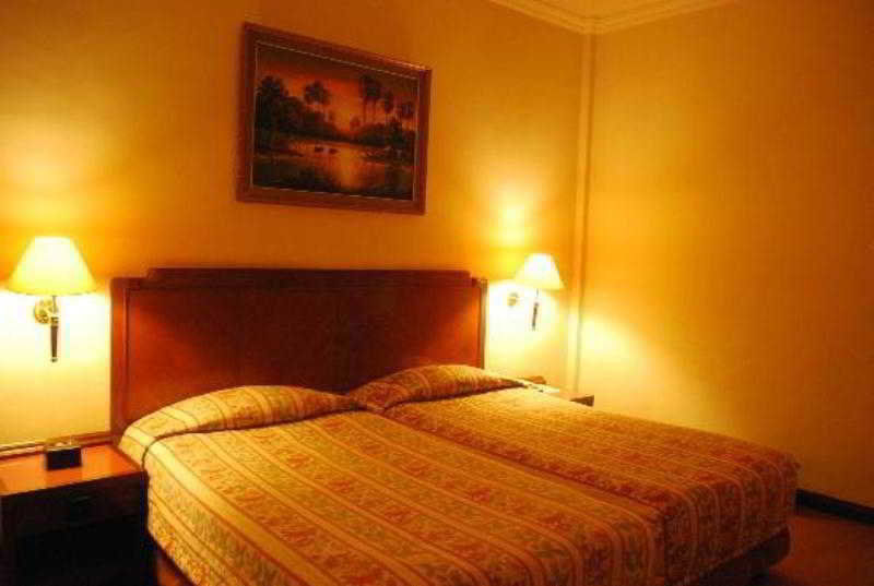 Holiday Villa Hotel City Centre Phnom-Penh Buitenkant foto