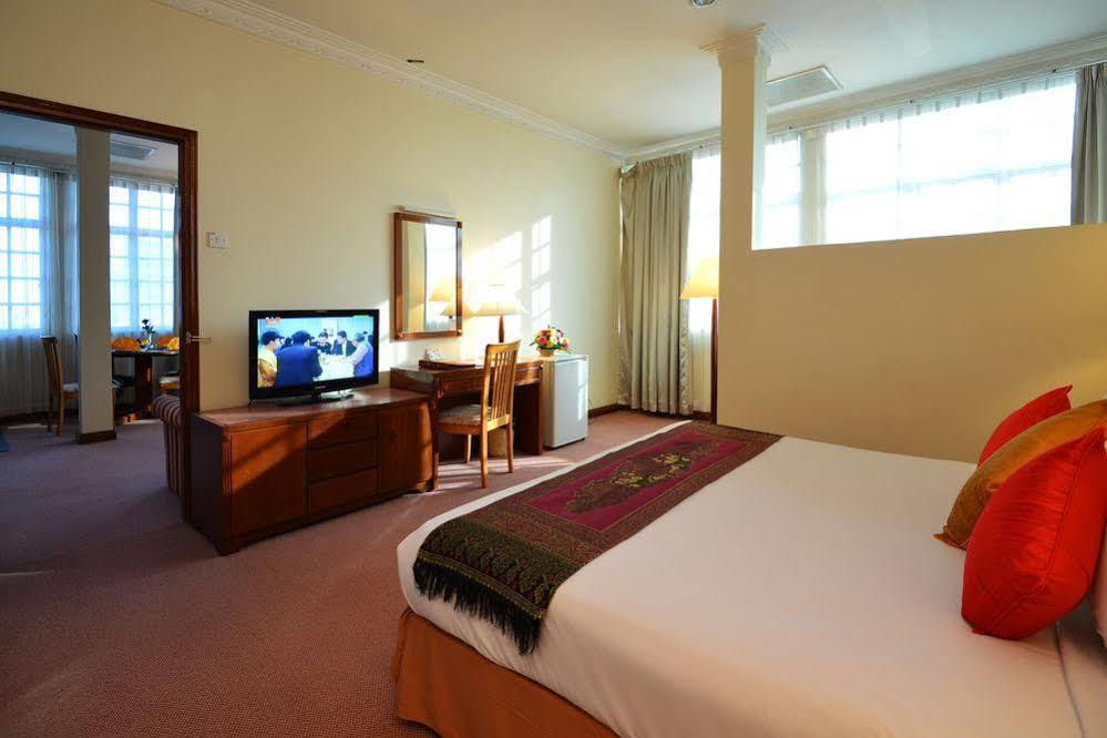 Holiday Villa Hotel City Centre Phnom-Penh Buitenkant foto