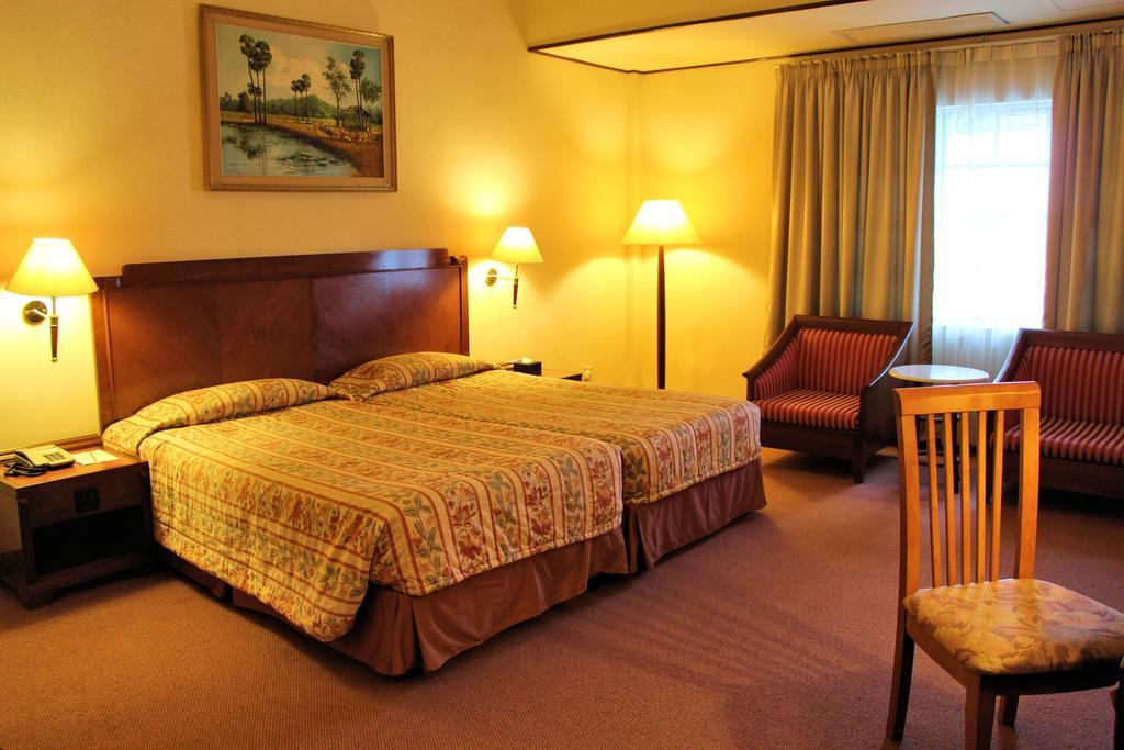 Holiday Villa Hotel City Centre Phnom-Penh Buitenkant foto